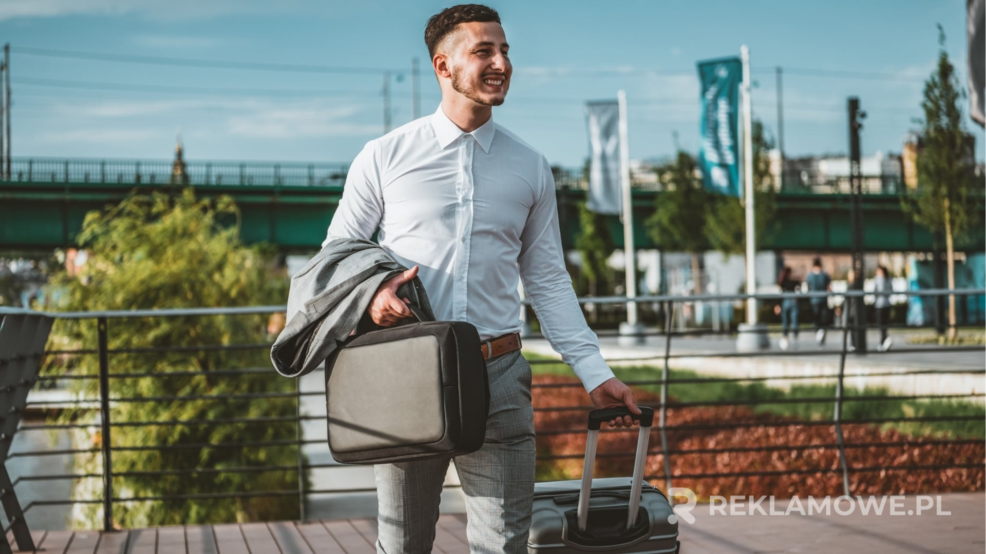 Analiza efektywności teczek reklamowych w marketingu Osoba analizująca teczki reklamowe z dokumentami