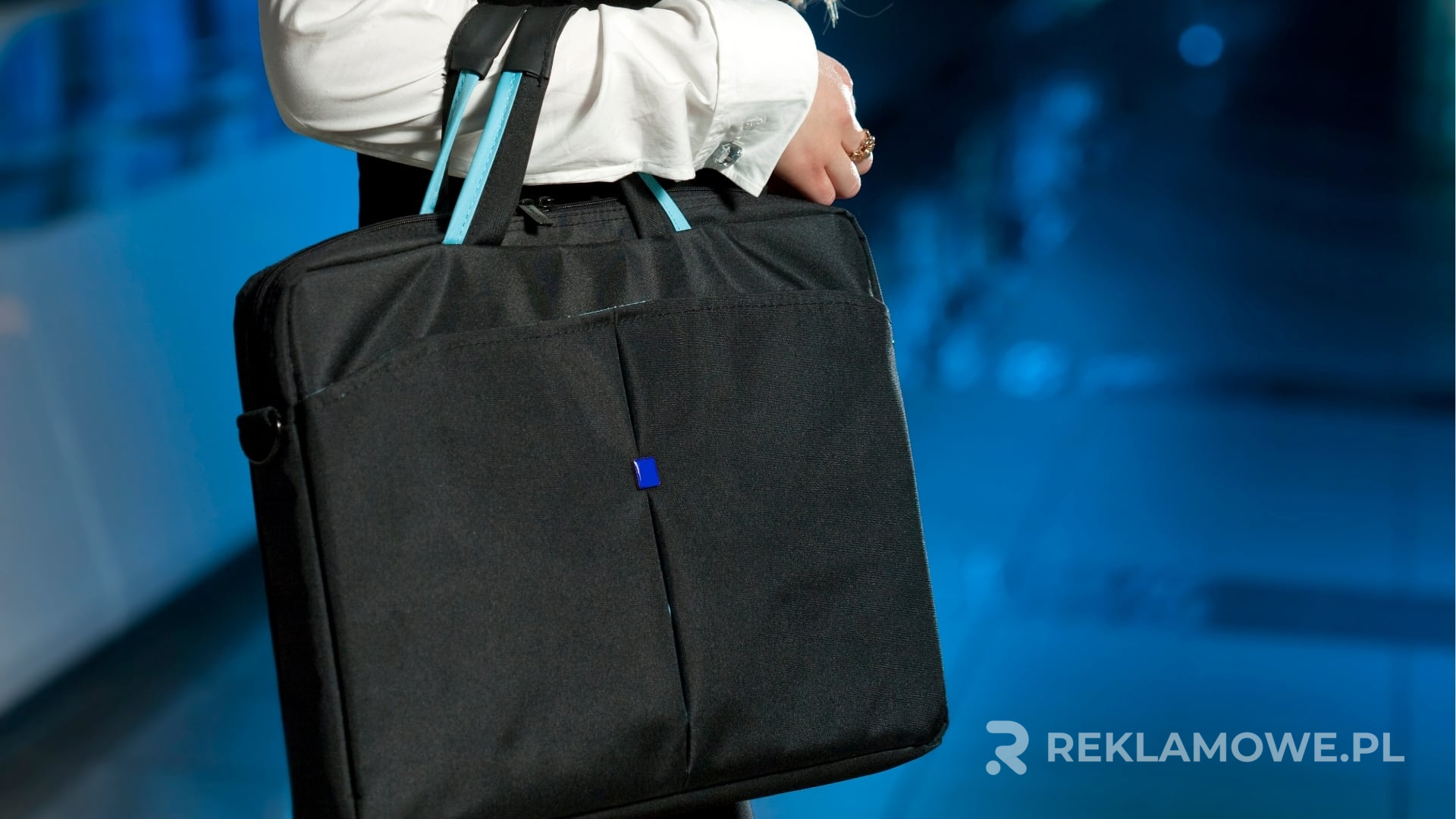 Innowacje w produkcji teczek reklamowych Nowoczesne teczki reklamowe na biurku