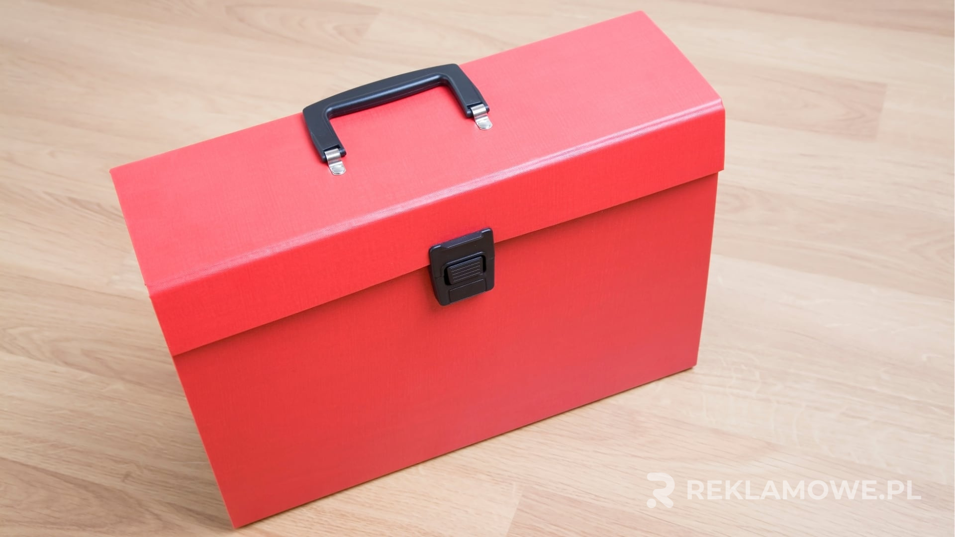 Teczka reklamowa na stole biurowym