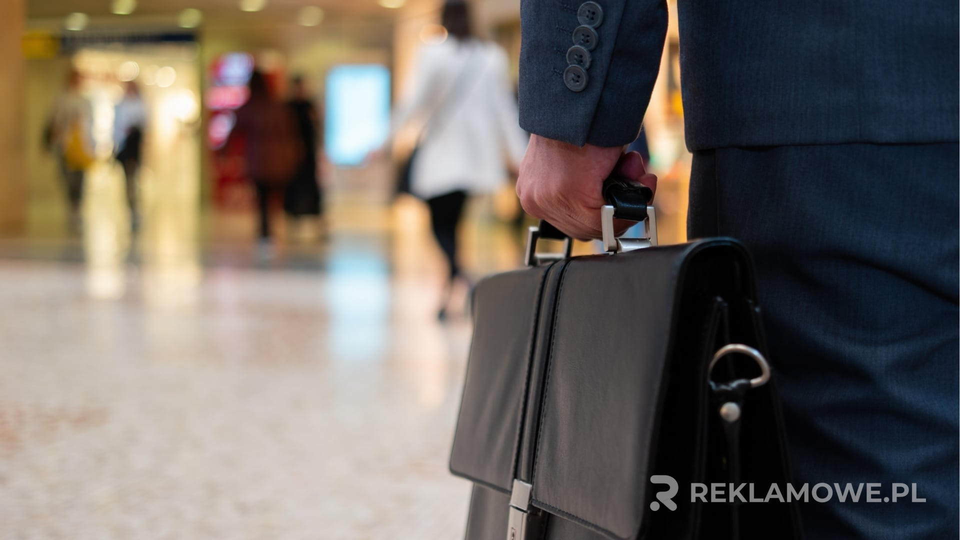 Spersonalizowana teczka reklamowa na biurku