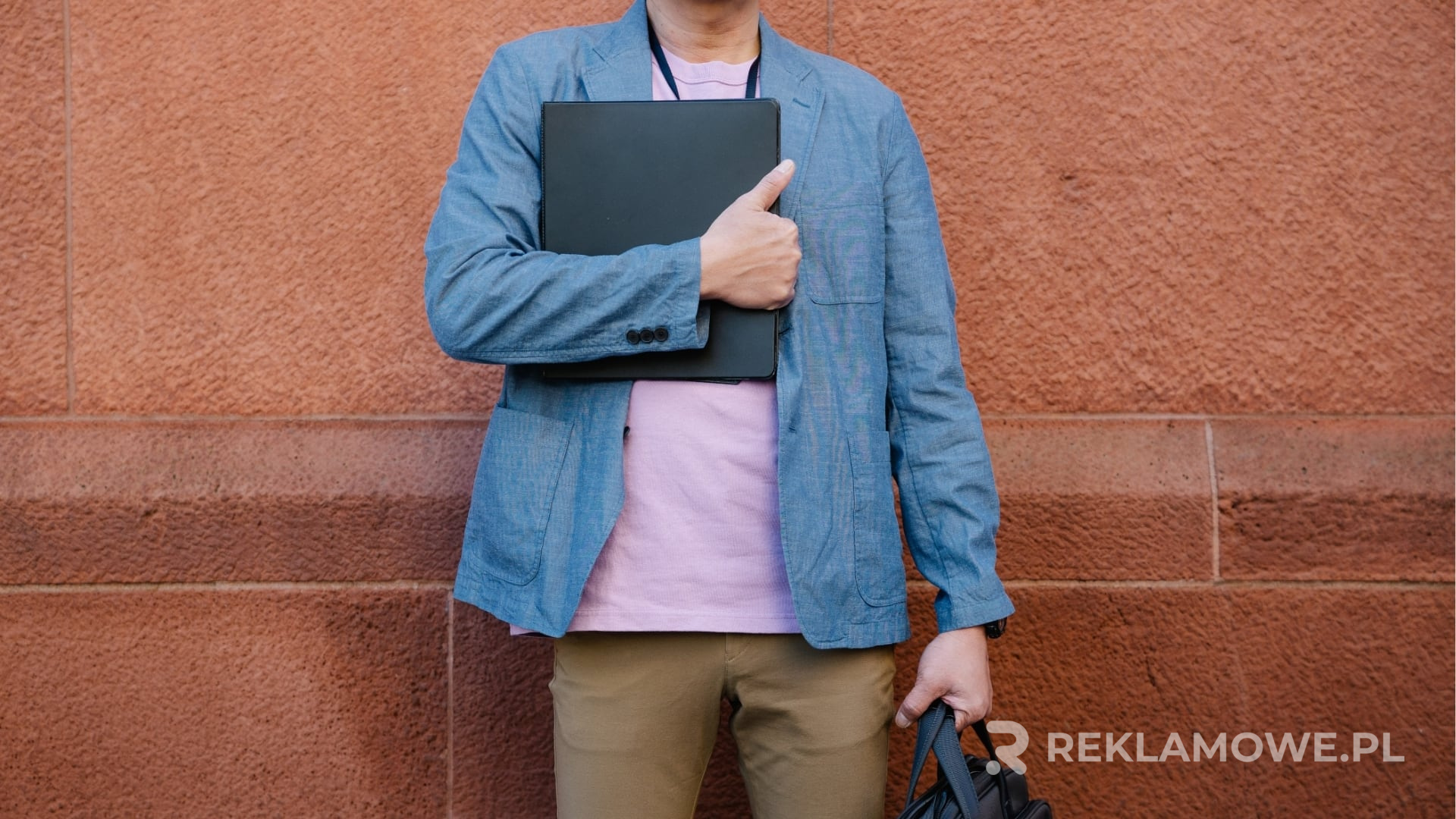 Teczki reklamowe na stole konferencyjnym