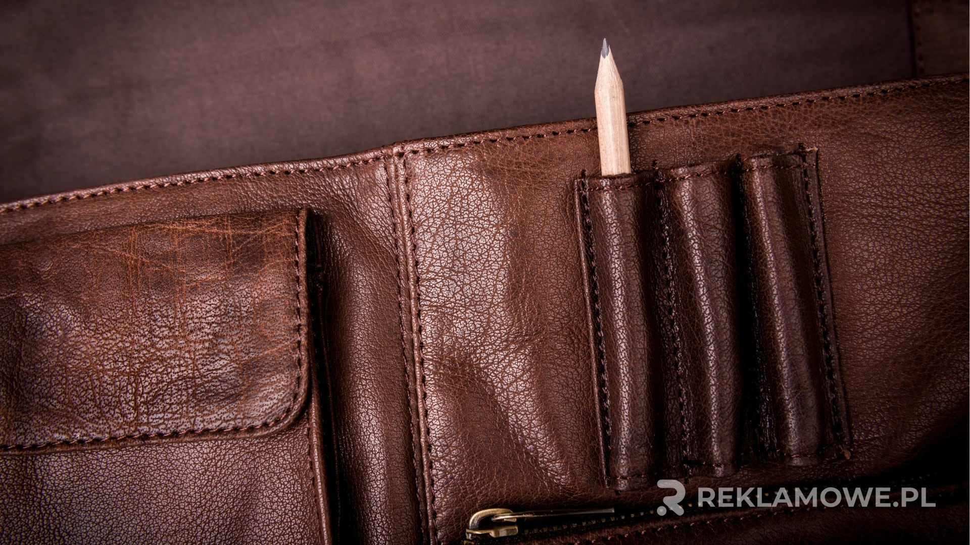 Wykorzystanie teczki reklamowej poza biurem Osoba trzymająca teczkę reklamową na zewnątrz
