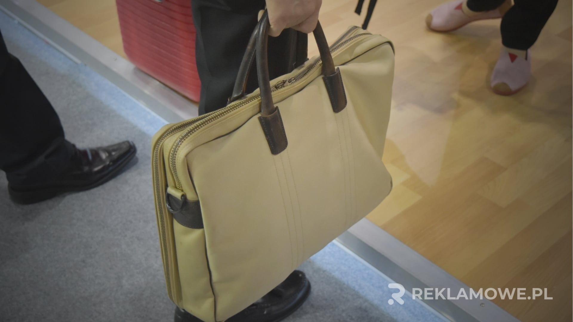 Eleganckie teczki reklamowe w biurze