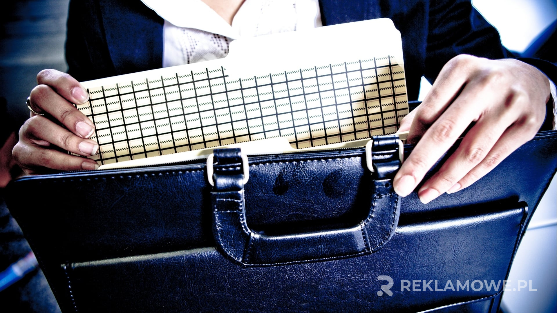 Teczki reklamowe na biurku z elementami promocyjnymi