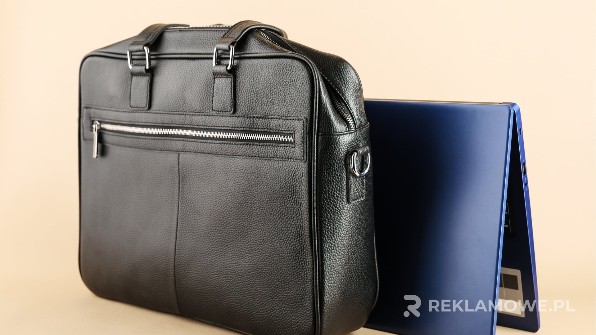 Jak teczki reklamowe zwiększają rozpoznawalność marki Teczki reklamowe z logo firmy
