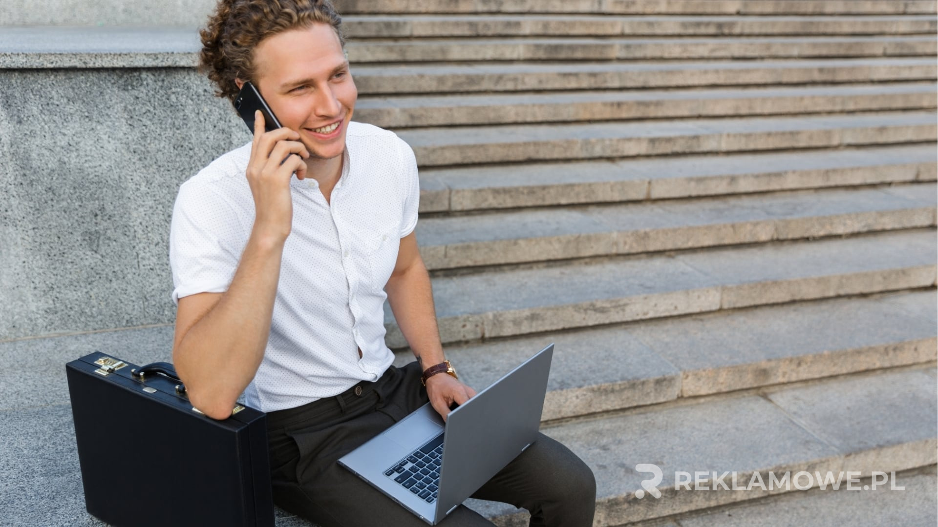 Różne rodzaje teczek reklamowych używane w przemyśle