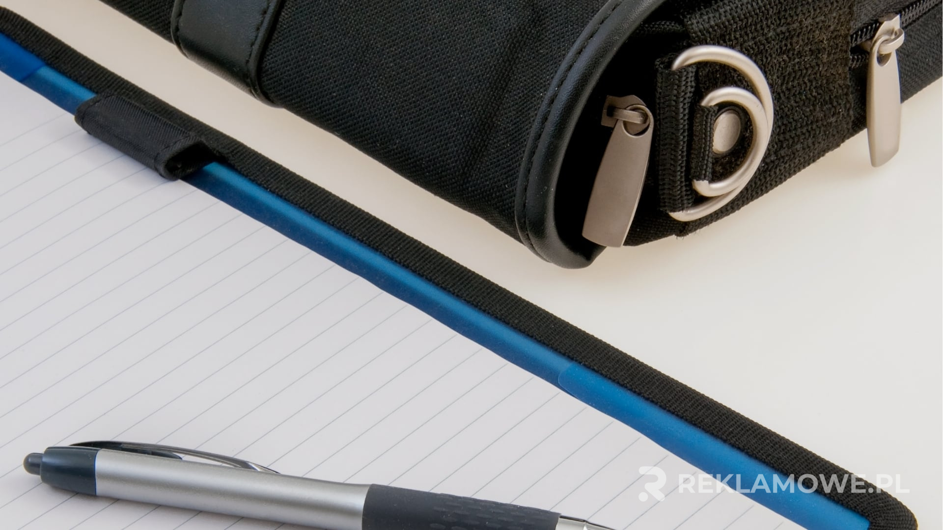 Teczki reklamowe i materiały promocyjne w użyciu biznesowym