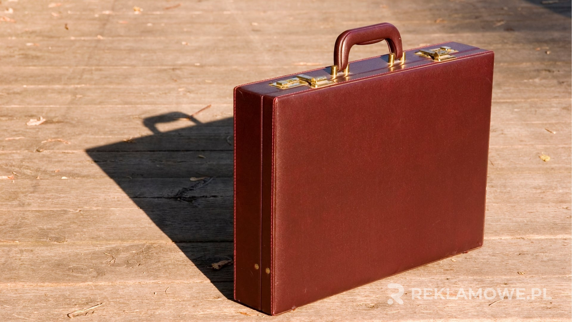 Teczki reklamowe na biurku